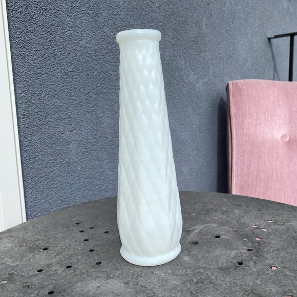 Cross cross diamond patterned milk glass - Picture 2 of 8